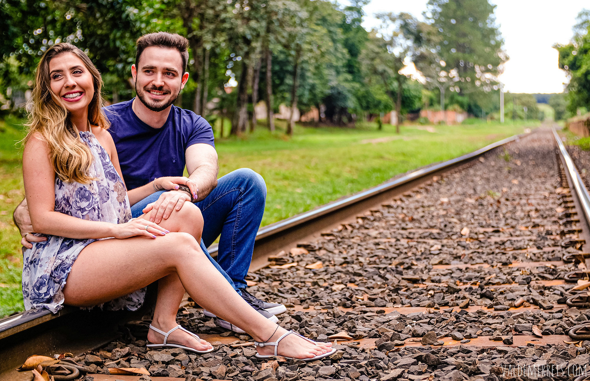 Foto Ensaio de Casal | Estação Ferroviária Engenheiro Schmitt | Engenheiro Schmitt SP | Bárbara + José Victor Foto Ensaio de Casal | Estação Ferroviária Engenheiro Schmitt | Engenheiro Schmitt SP | Bárbara + José Victor - Imagem 2